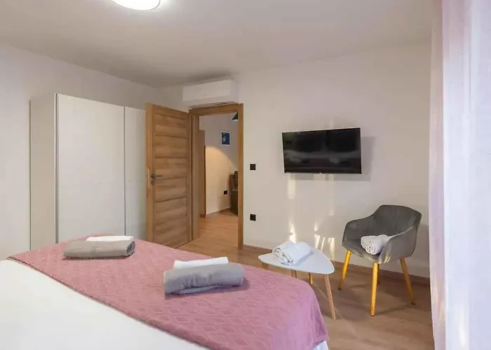 With Pool In Grizane 51280